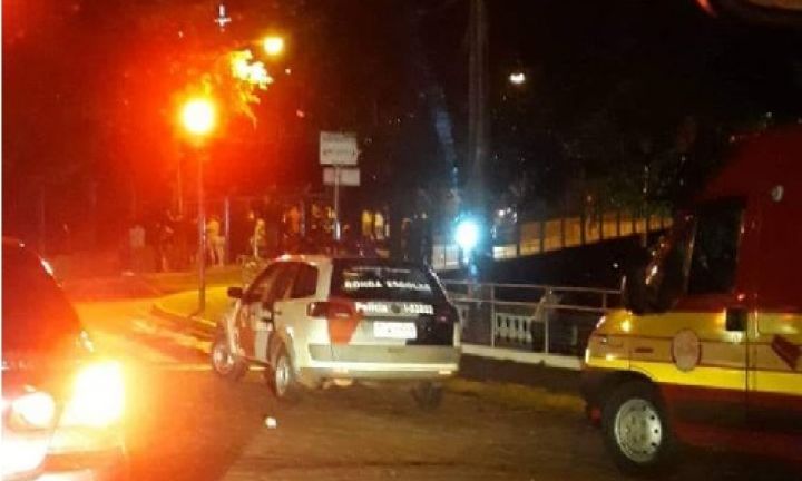 Homem não identificado pula de ponte e comete suicídio