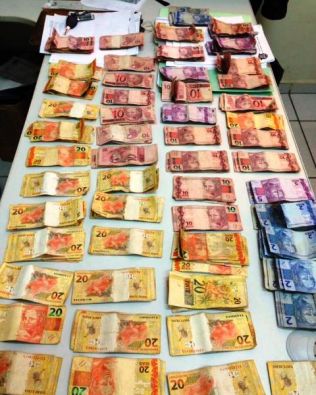 Homem roda com pouca droga e muita grana no Jardim Tropical