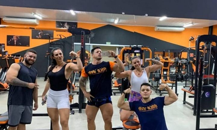 Atletas fitness visitam a academia Gold Gym em Avaré