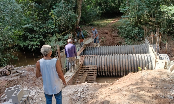 Prefeitura reconstrói a ponte do Horto Florestal destruída pelas chuvas