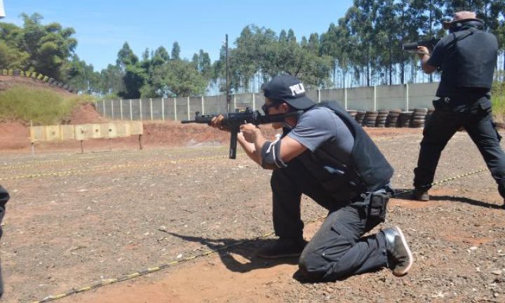 Policiais civis recebem treinamento de carabina e submetralhadora
