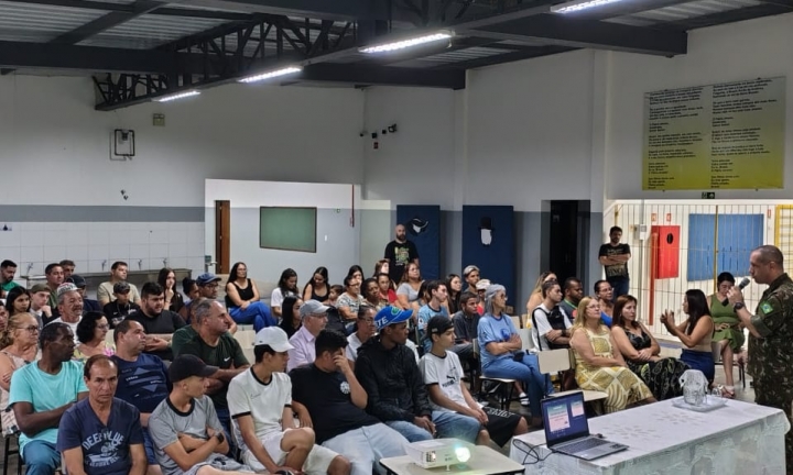 Palestra sobre disciplina e futuro mobiliza alunos da EJA em Avaré