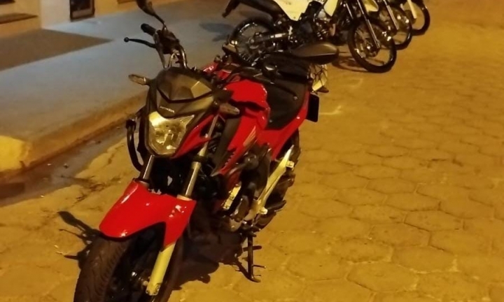 Motociclista sem habilitação foge de bloqueio policial e é detido