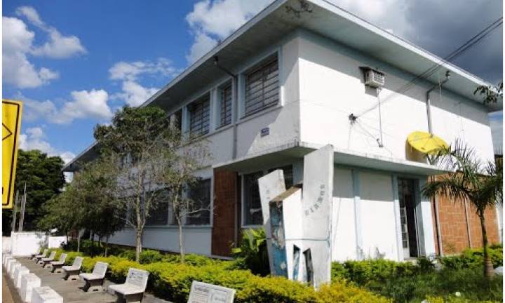 Professora é ameaçada de morte por aluno durante a aula