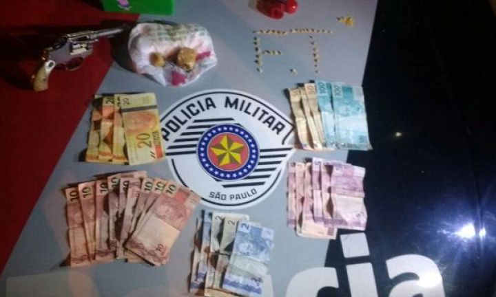 Polícia Militar prende casal com arma e droga na Vila Esperança