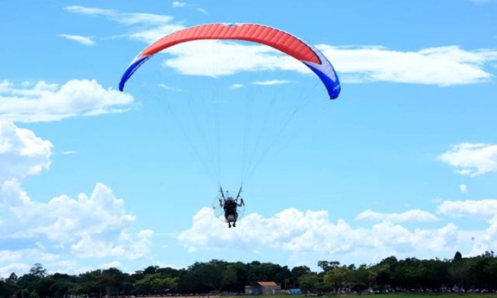 Encontro reúne praticantes de paramotor na represa