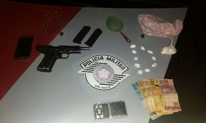 Homem é preso com cocaína e arma de uso restrito