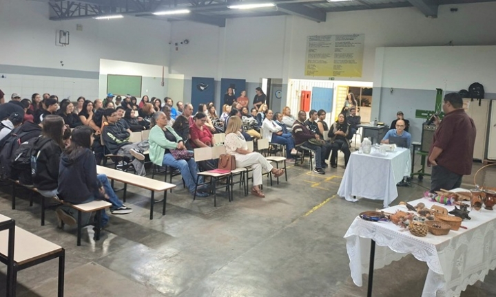 Alunos da EJA refletem sobre os povos indígenas em palestra especial