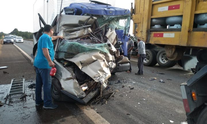 Motorista fica gravemente ferido ao ter o carro prensado por caminhões