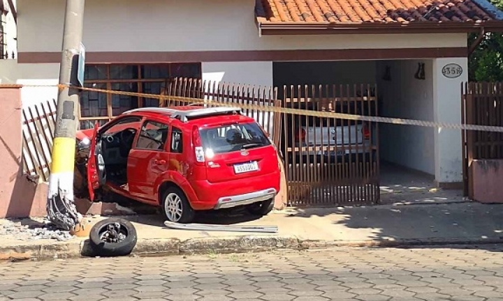 Motorista sofre mal súbito, bate em poste e atinge casa em Avaré