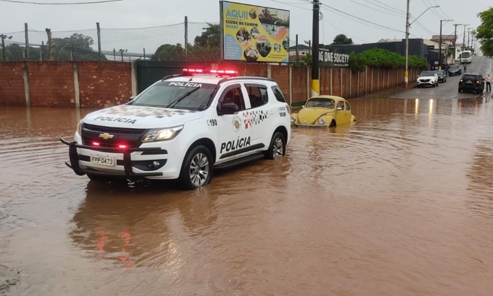 Policiais Militares atuam no resgate de idoso com carro em área alagada