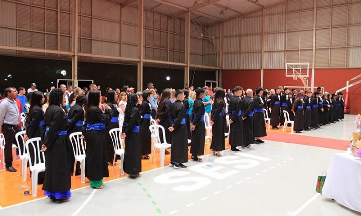 Formandos do curso de costureiro industrial são diplomados pelo SENAI