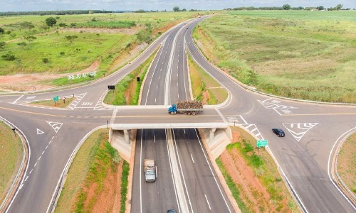 Jogar lixo na rodovia é ilegal e pode causar multa