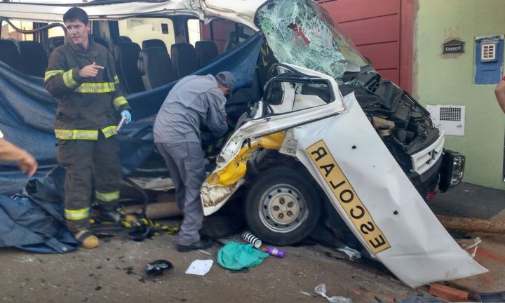 Acidente entre van e ônibus escolar mata uma menina em Itapetininga