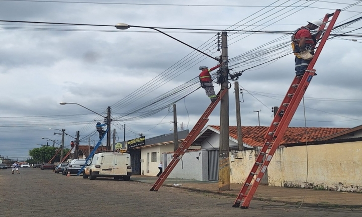 Prefeitura segue com força-tarefa para remoção de fios irregulares