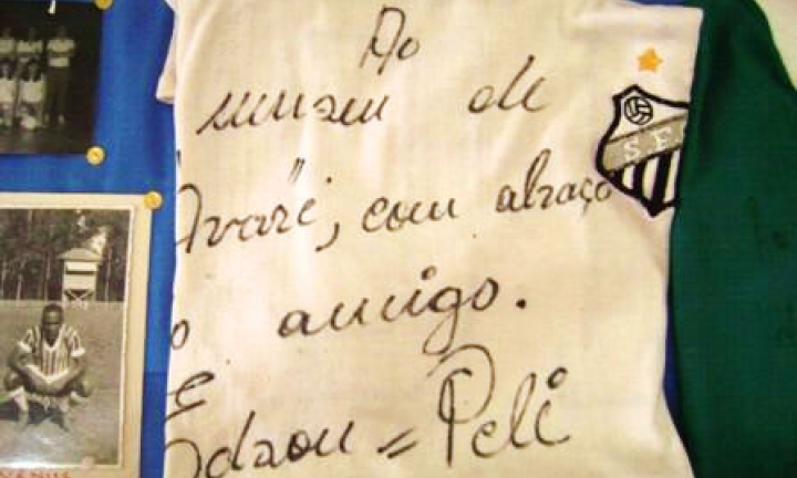 Museu de Avaré conserva camisas autografadas por Pelé