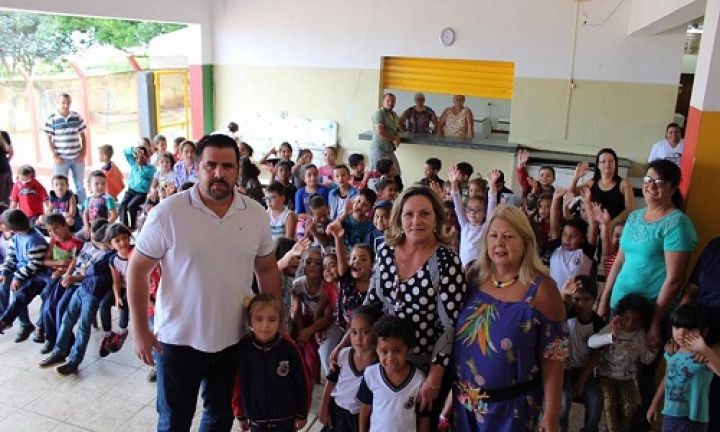 Prefeitura inicia a entrega dos uniformes na rede municipal de ensino