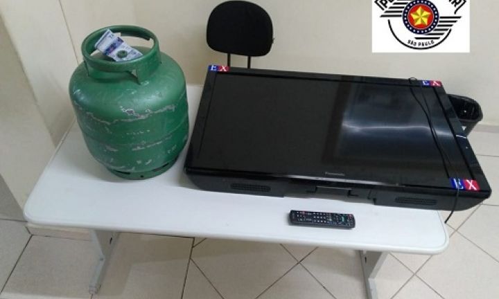 Homens são presos por furto de TV e botijão de gás