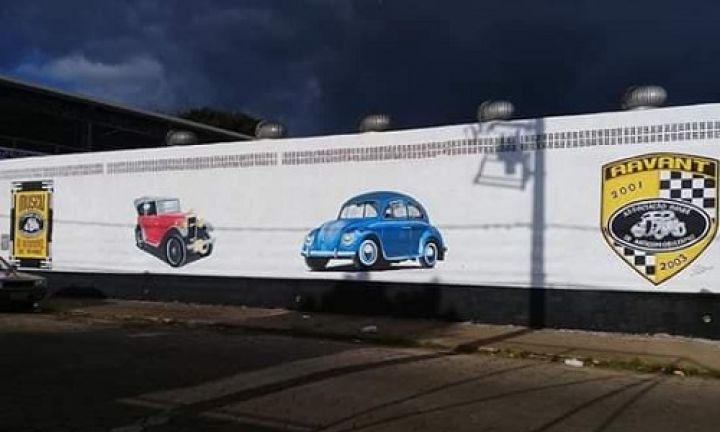 Arte de Flávio Oliveira ilustra muro do Museu do Automóvel