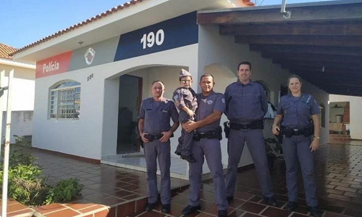 PM entrega farda para garoto que sonha ser Policial Militar