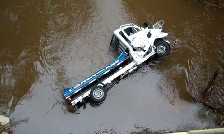 Motorista perde controle e caminhão cai em rio na SP-255