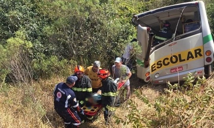 Acidente com ônibus escolar deixa mortos e feridos em Itapeva