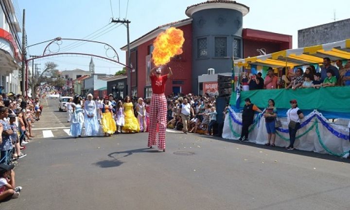 Grande público prestigia desfile de aniversário de Avaré