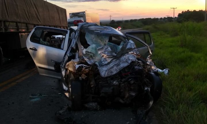 Acidente entre caminhão e carro e deixa três jovens mortos