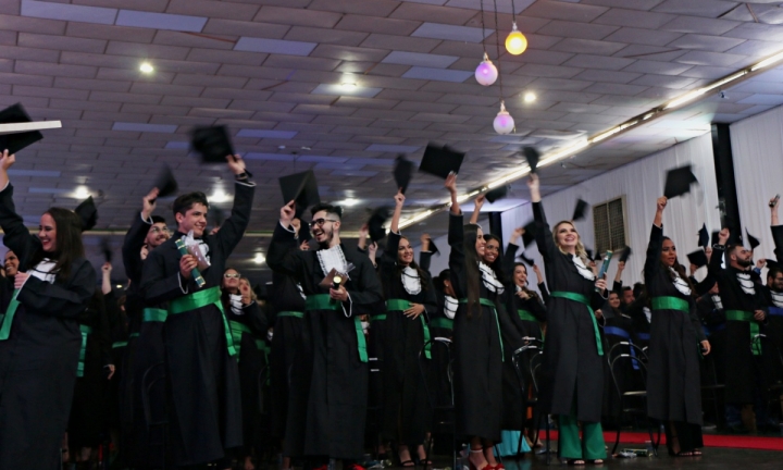 Mais de 200 novos alunos da Faculdade Eduvale colam grau