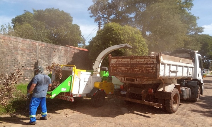 Triturador móvel de resíduo vegetal inicia trabalhos no Costa Azul