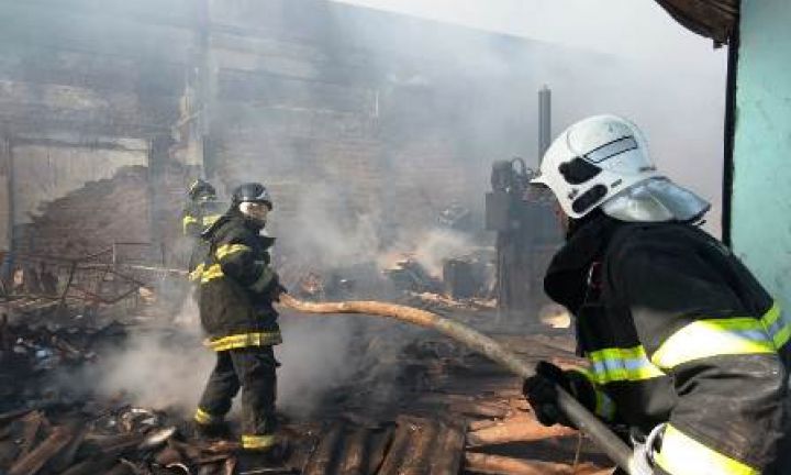Bombeiros controlam incêndio em barracão de reciclagem