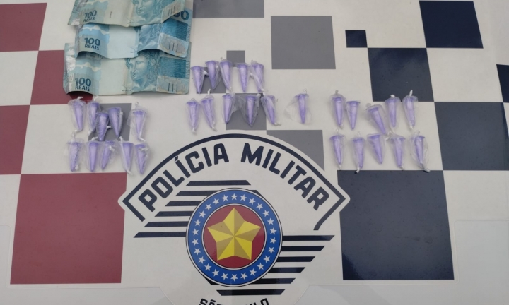 Polícia Militar prende homem vendendo pinos de cocaína na Lojinha do Tráfico