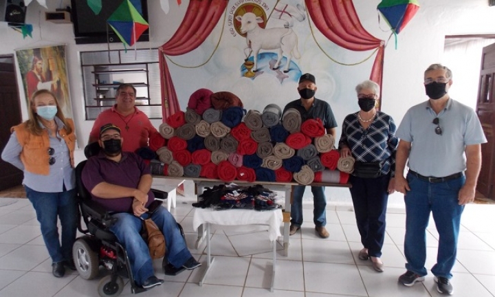 Rotary e Casa da Amizade doam cobertores a moradores de rua