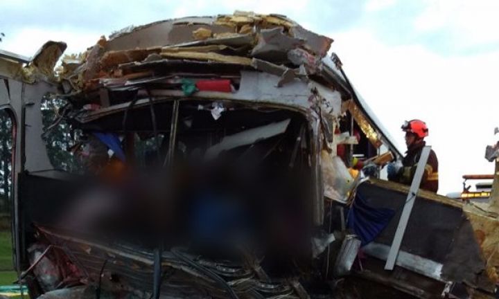 Colisão entre ônibus e caminhão deixa mortos na Castello Branco