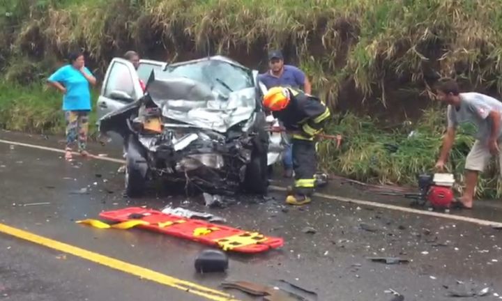 Acidente entre dois carros mata pai, filho de um ano e ex-vereador