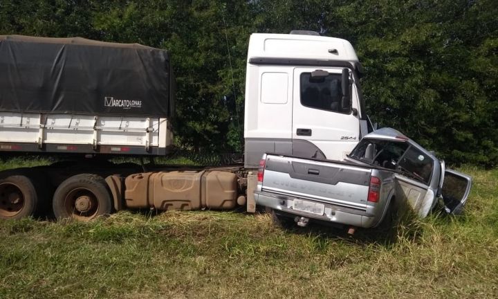 Casal morre em colisão entre caminhonete e caminhão na SP-255