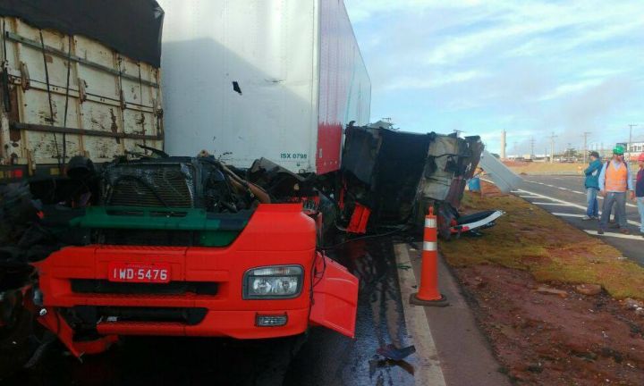 Violenta colisão entre carretas na SP-255 em Avaré