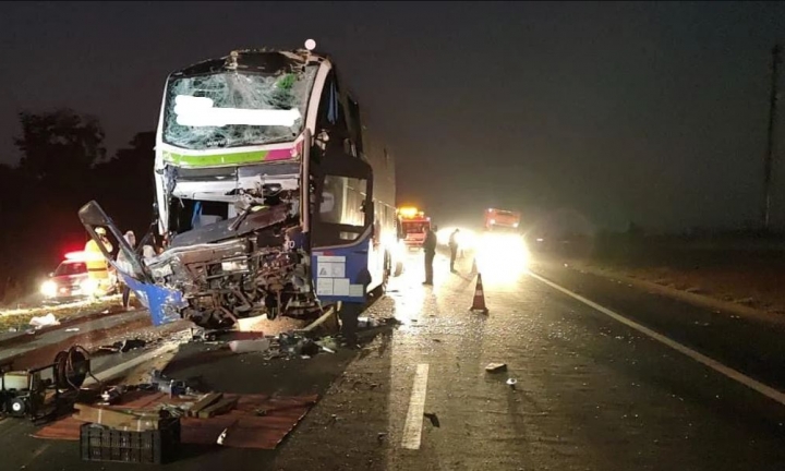 Ônibus bate na traseira de caminhão na Rodovia Castello Branco