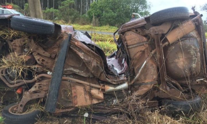 Motorista morre após capotar e bater carro em poste