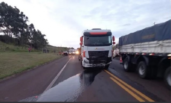 Acidente entre carro e caminhão provoca morte de motorista na SP-255, em Avaré