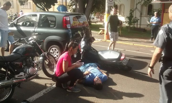 Motociclista se fere ao colidir com traseira de carro