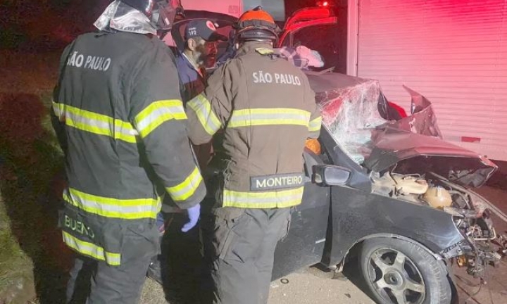 Motorista morre preso às ferragens de carro após colisão frontal