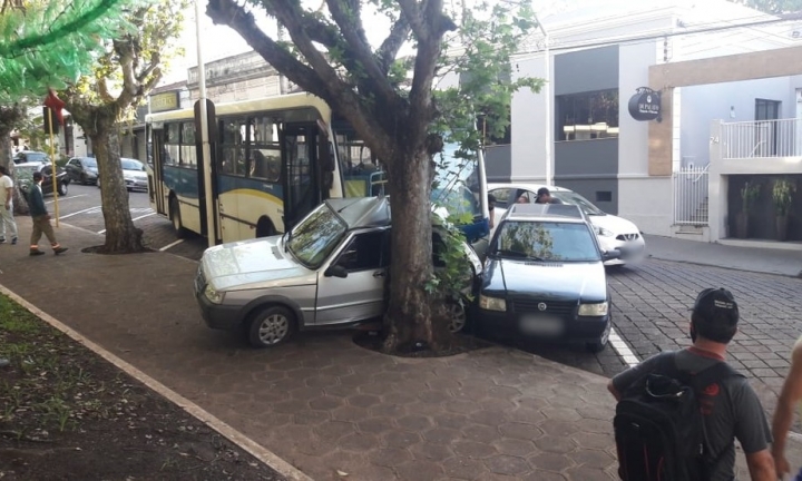 Ônibus arrasta e prensa carro contra árvore em Piraju
