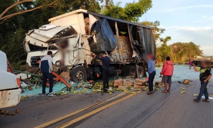 Acidente entre dois caminhões deixa motorista ferido gravemente