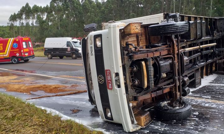 Caminhão tomba na SP-255 e tráfego é paralisado por 50 minutos