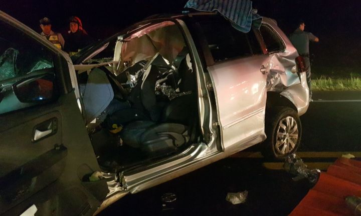 Acidente envolvendo carro, caminhão e ônibus deixa um morto na SP-255