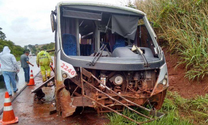 Micro-ônibus tomba na SP-255 e passageiros se ferem gravemente