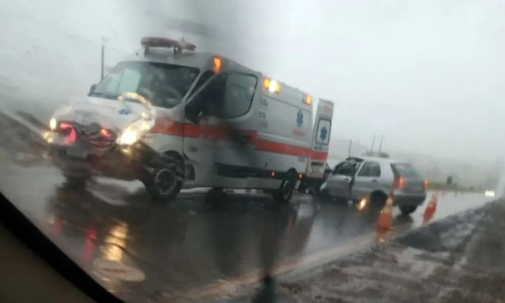 Batida entre carros mata mulher e deixa três feridos Na SP-255, em Itaí