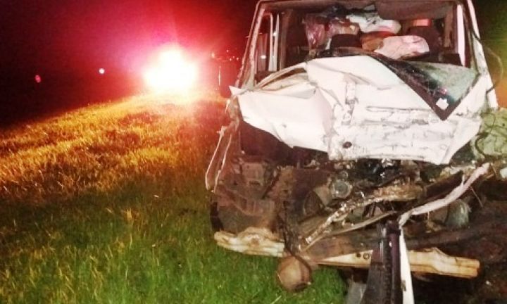 Motorista de Furgão morre ao bater em caminhão em Avaré