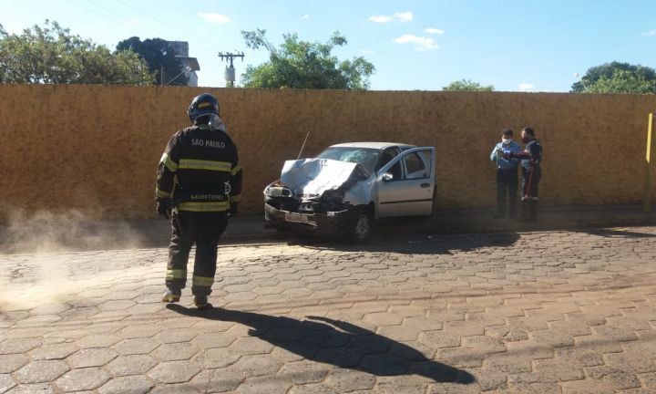 Homem fica ferido ao colidir veículo com ônibus em Avaré